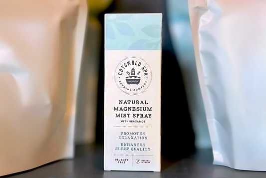 Verpakking van de Natural Magnesium Mist Spray tussen witten pakketten op een tafel?
