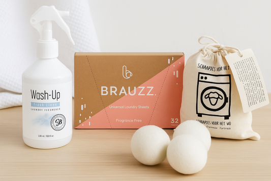 Van link snaar rechts zie je op deze foto een strijkspray van Was Up, Wassheets van Brauzz en een set drogerballen van sjaal met een verhaal  