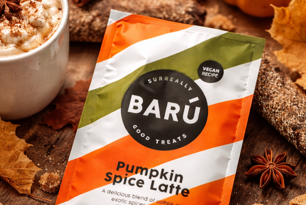 BARU pumpkin spice latte verpakking met warme latte en herfstkruiden