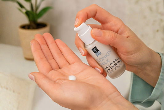 Iemand doet een beetje donkey milk gezichtscreme op haar hand