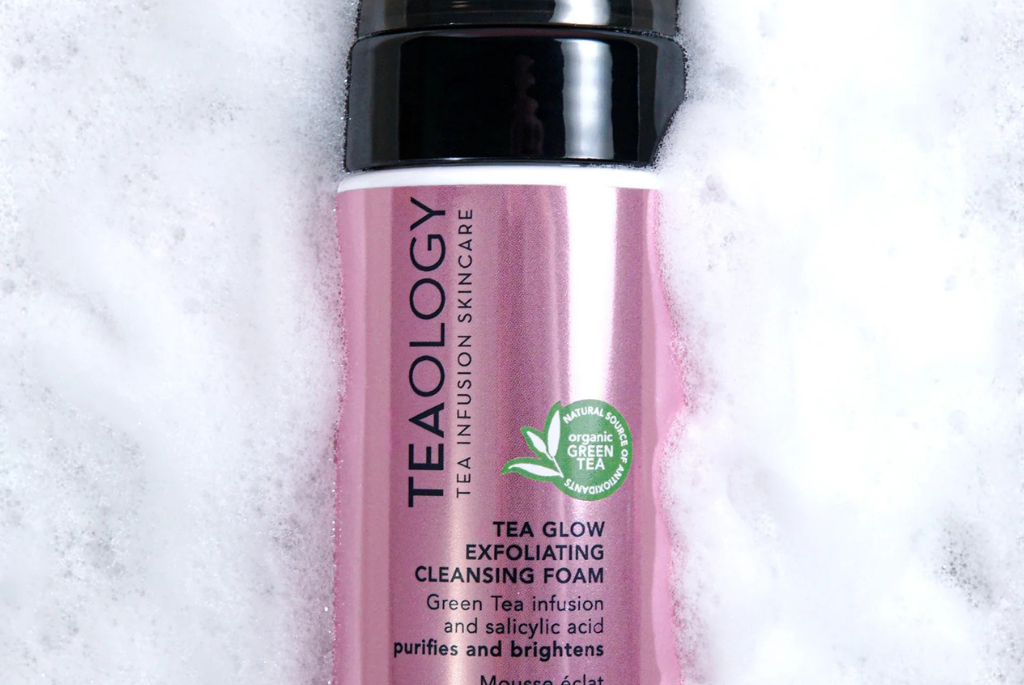 een flesje teaology tea glow cleansing foam in schuim