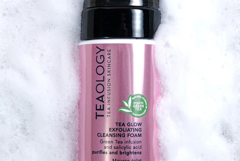 een flesje teaology tea glow cleansing foam in schuim