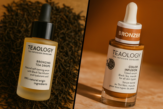 Een flesje bronzing tea drops dat op thee ligt en een flesje teaology color infusion