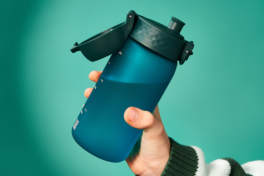 Het probleem met wegwerpplastic en waarom Tritan drinkflessen beter scoren.