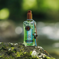 Lifestyle foto van de Byron Bay Aloe Vera aftersun op een steen in het regenwoud.