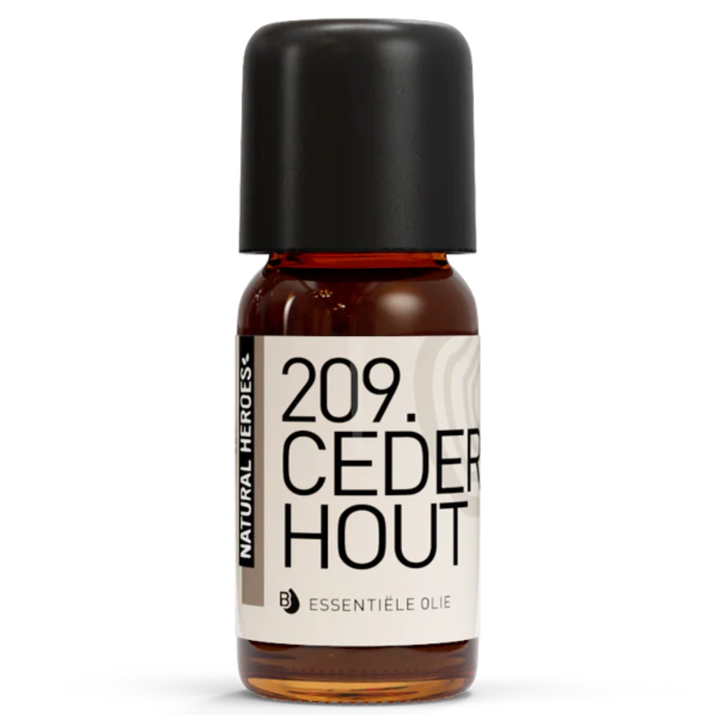 Een klein bruin glazen flesje met de tekst Natural Heroes essenstiële olie 209 CEDERHOUT
