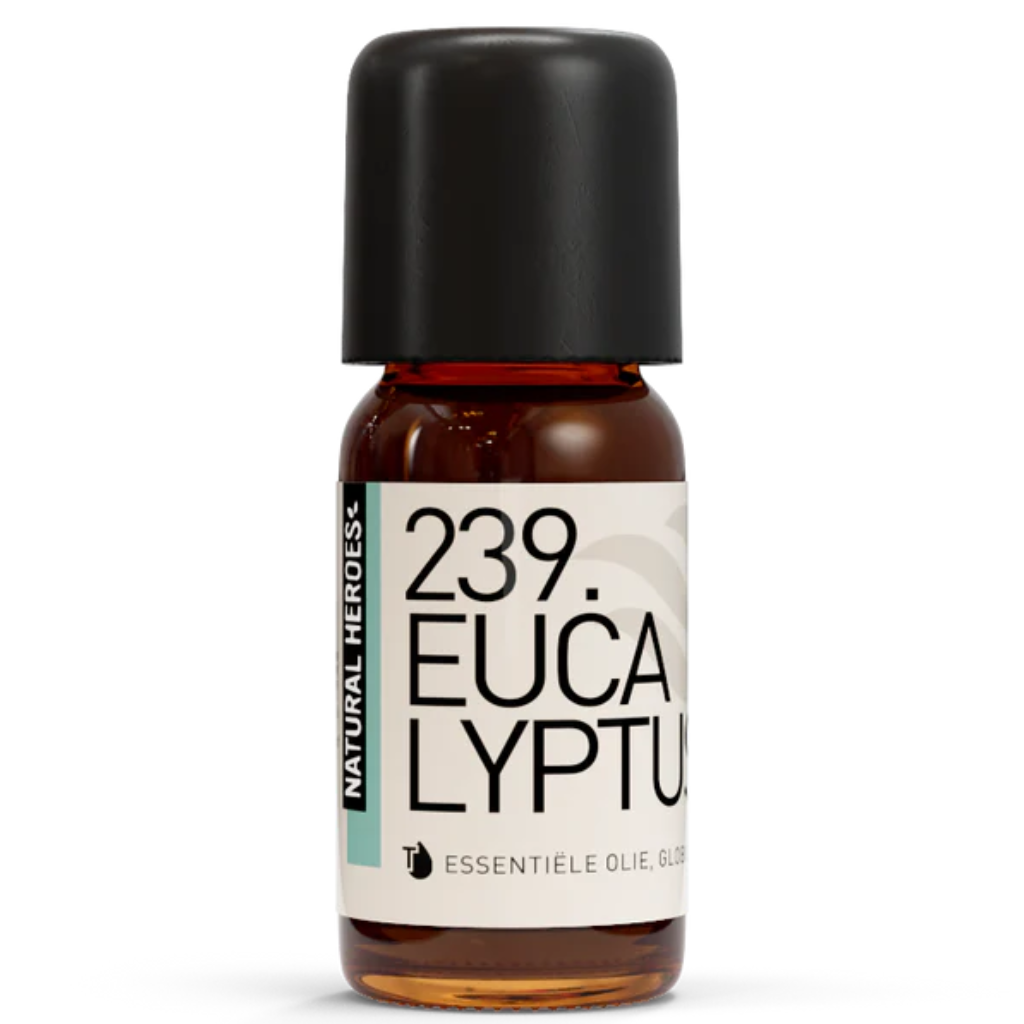 Een klein bruin glazen flesje met de tekst Natural Heroes essenstiële olie 239. EUCALYPTUS
