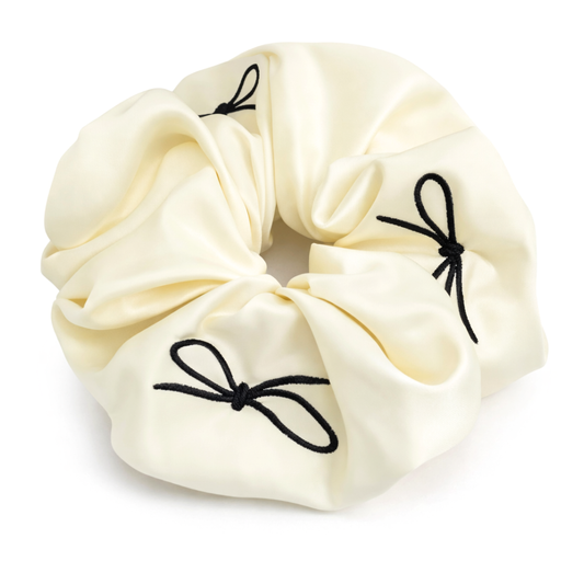 Scrunchie met geborduurde strikjes