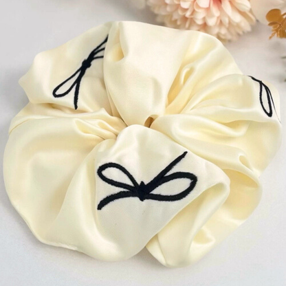 Scrunchie met geborduurde strikjes