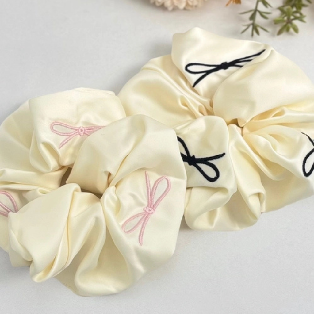 Scrunchie met geborduurde strikjes