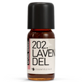 Een klein bruin glazen flesje met de tekst Natural Heroes essenstiële olie 202. LAVENDEL