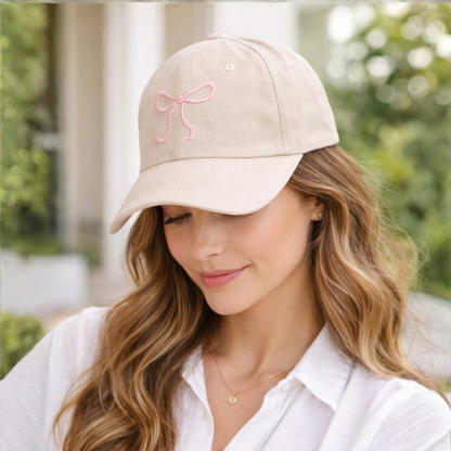 Pet met geborduurde strik en verstelbare sluiting