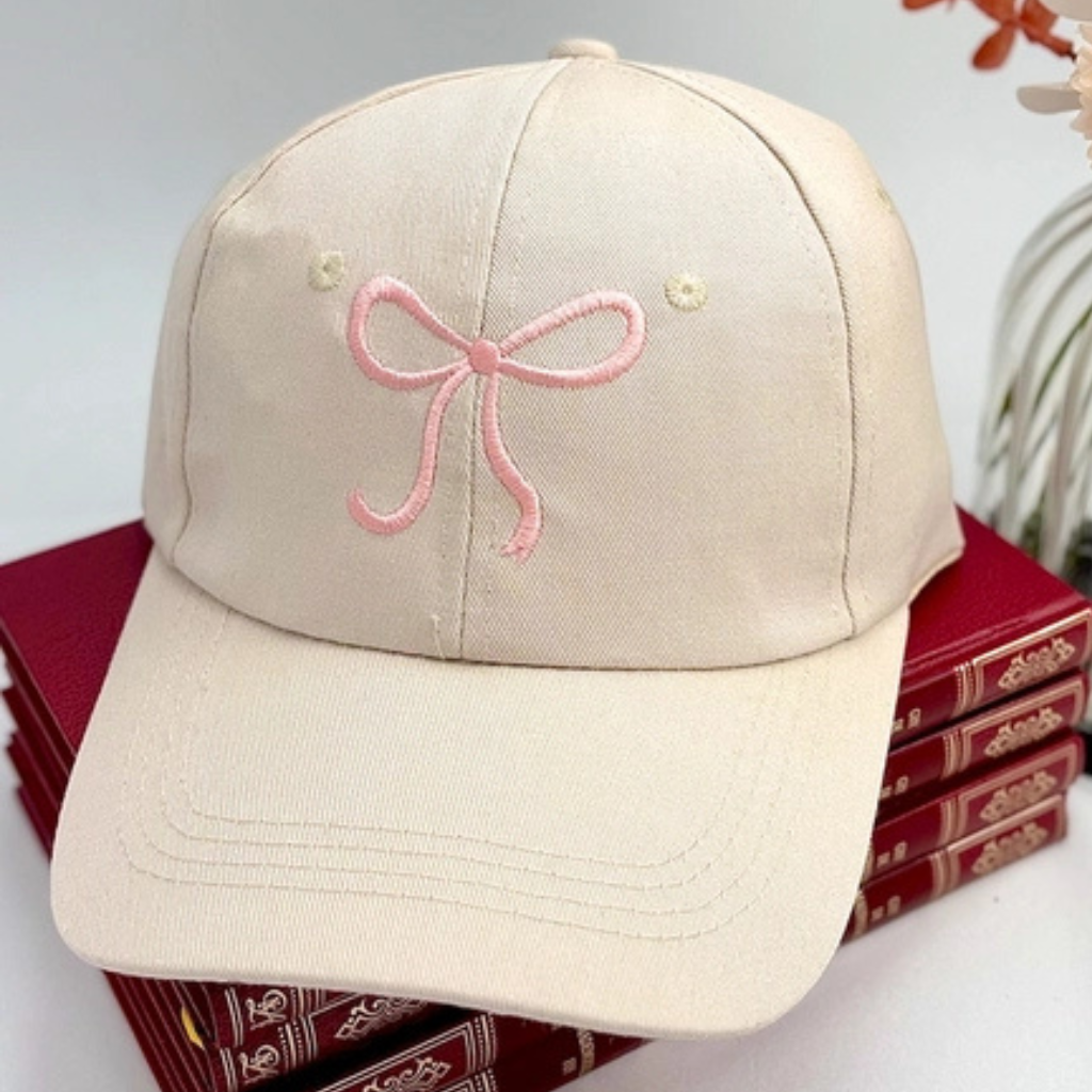 Pet met geborduurde strik en verstelbare sluiting