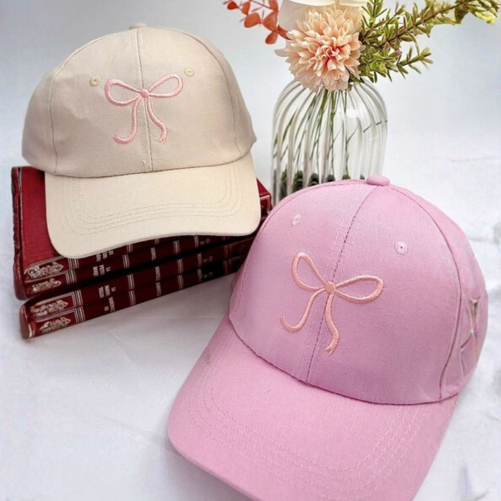 Pet met geborduurde strik en verstelbare sluiting