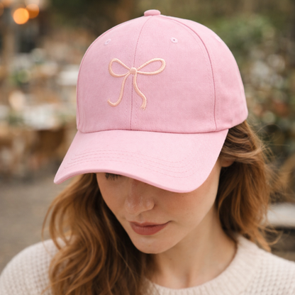 Pet met geborduurde strik en verstelbare sluiting