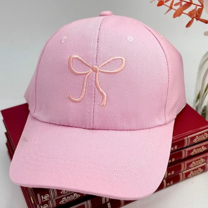 Pet met geborduurde strik en verstelbare sluiting