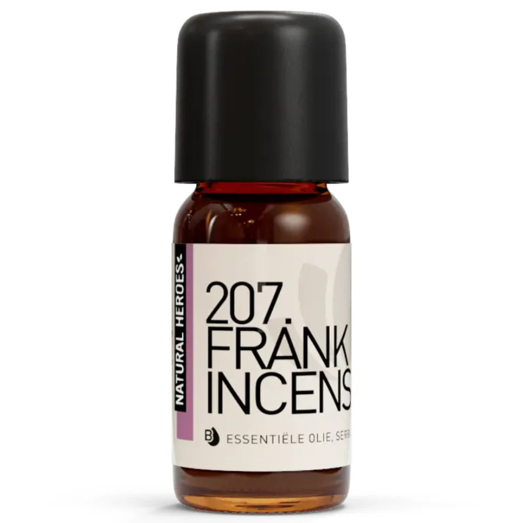 en klein bruin glazen flesje met de tekst Natural Heroes essenstiële olie 207 FRANKINCENS