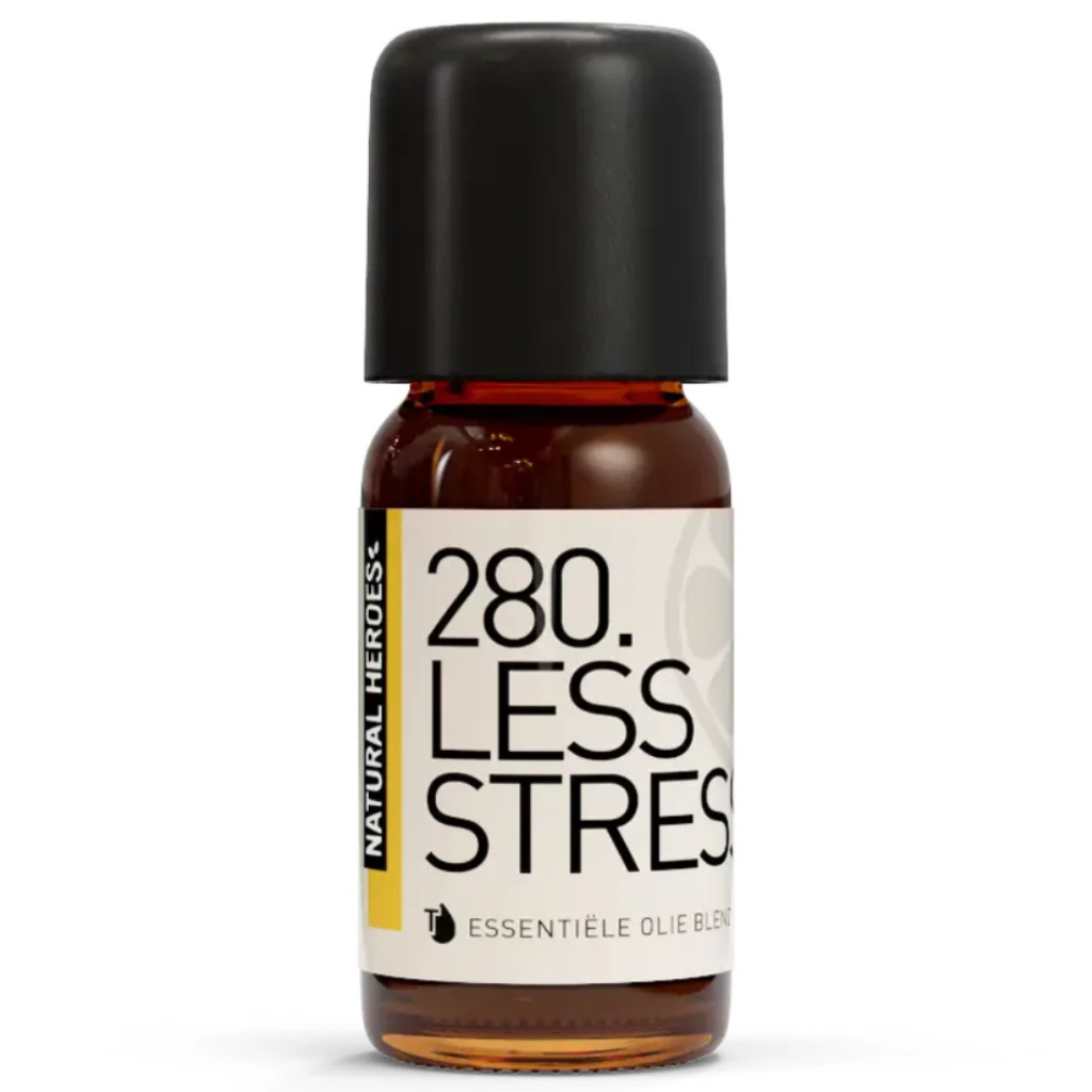 Een klein bruin glazen flesje met de tekst Natural Heroes essenstiële olie 280 LESS STRESS