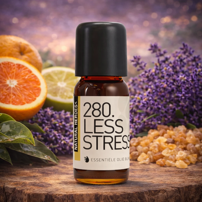 Een klein bruin glazen flesje met de tekst Natural Heroes essenstiële olie 280 Less Stress. Op de achtergrond zie je verschillende ingrediënten zoals sinnaas, bergamoth, lavendel, wierrook en de hemel is paars met enorm veel sterren.