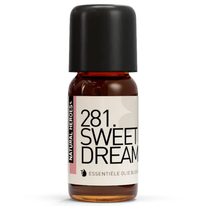 Een klein bruin glazen flesje met de tekst Natural Heroes essenstiële olie 281. SWEET DREAMS