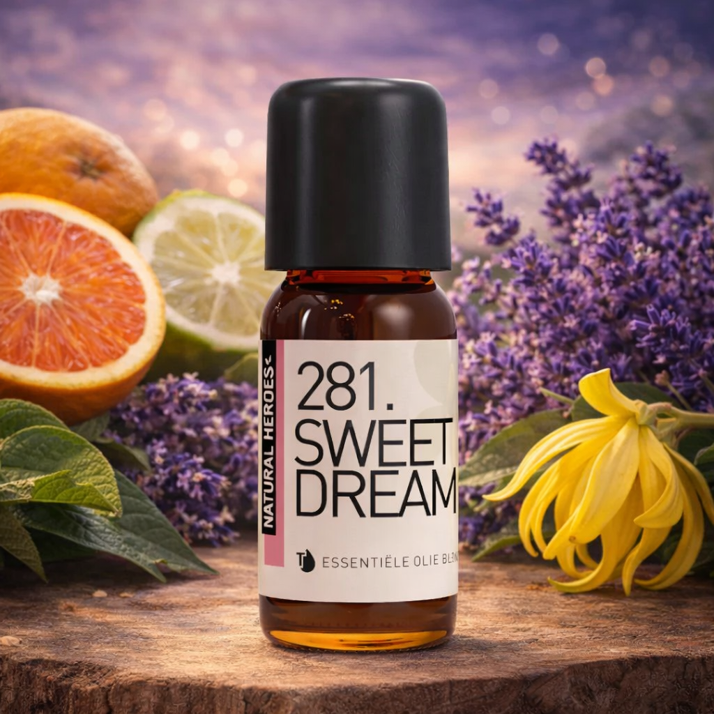 Een klein bruin glazen flesje met de tekst Natural Heroes essenstiële olie 281 Sweet Dreams. Op de achtergrond zie je verschillende ingrediënten zoals sinnaas, bergamoth, lavendel, Ylang Ylang en de hemel is paars met enorm veel sterren..