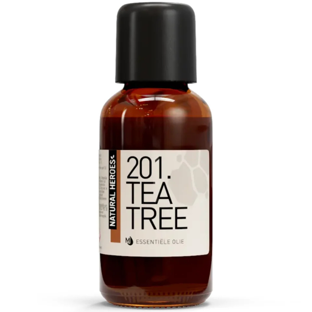 Een bruin glazen flesje met de tekst Natural Heroes essenstiële olie 201 TEA TREE
