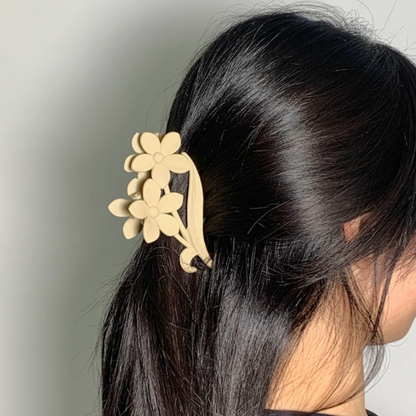 Haarclip met 2 madeliefjes beige
